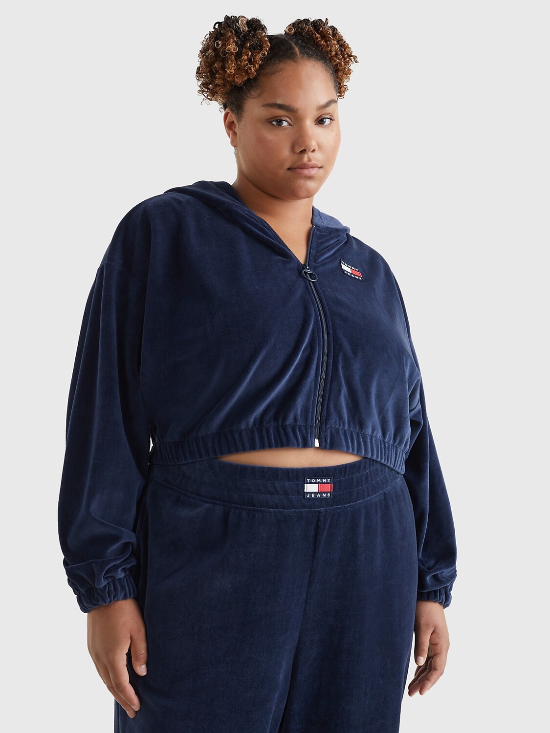 Укороченная худи на молнии с велюровым значком curve Tommy Hilfiger, сумеречный флот
Укороченная худи на молнии с велюровым значком curve Tommy Hilfiger, сумеречный флот