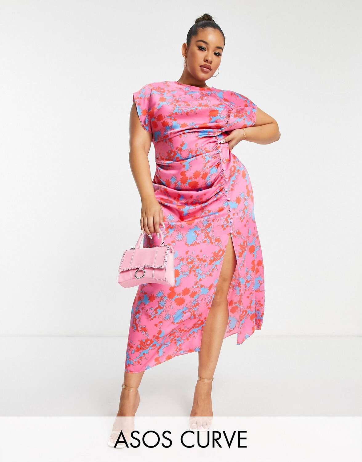 Атласное платье макси с цветочным принтом на розовой основе ASOS DESIGN Curve и рюшами сбоку на пуговицах, Розовый
Атласное платье макси с цветочным принтом на розовой основе ASOS DESIGN Curve и рюшами сбоку на пуговицах, Розовый