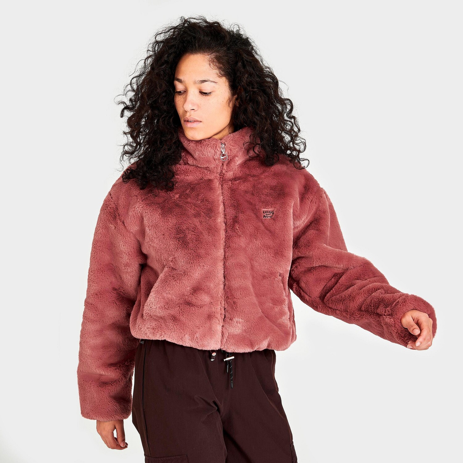 Женская куртка Nike Sportswear Swoosh Icon Clash с молнией во всю длину из искусственного меха, красный
Женская куртка Nike Sportswear Swoosh Icon Clash с молнией во всю длину из искусственного меха, красный