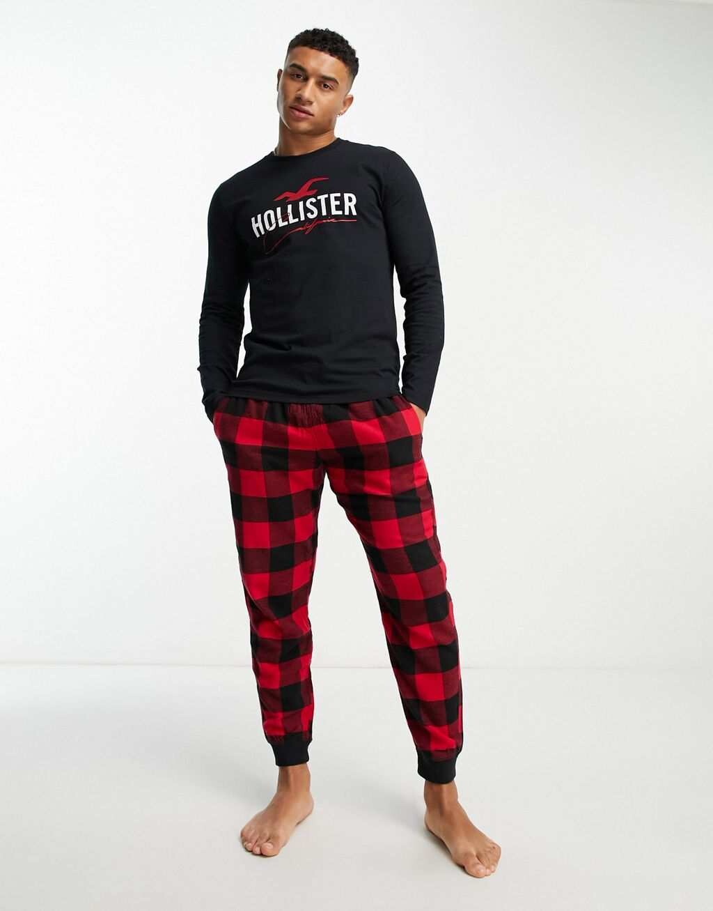 Красно-черный комплект для отдыха Hollister: фланелевые джоггеры в клетку и топ с длинными рукавами с логотипом
Красно-черный комплект для отдыха Hollister: фланелевые джоггеры в клетку и топ с длинными рукавами с логотипом