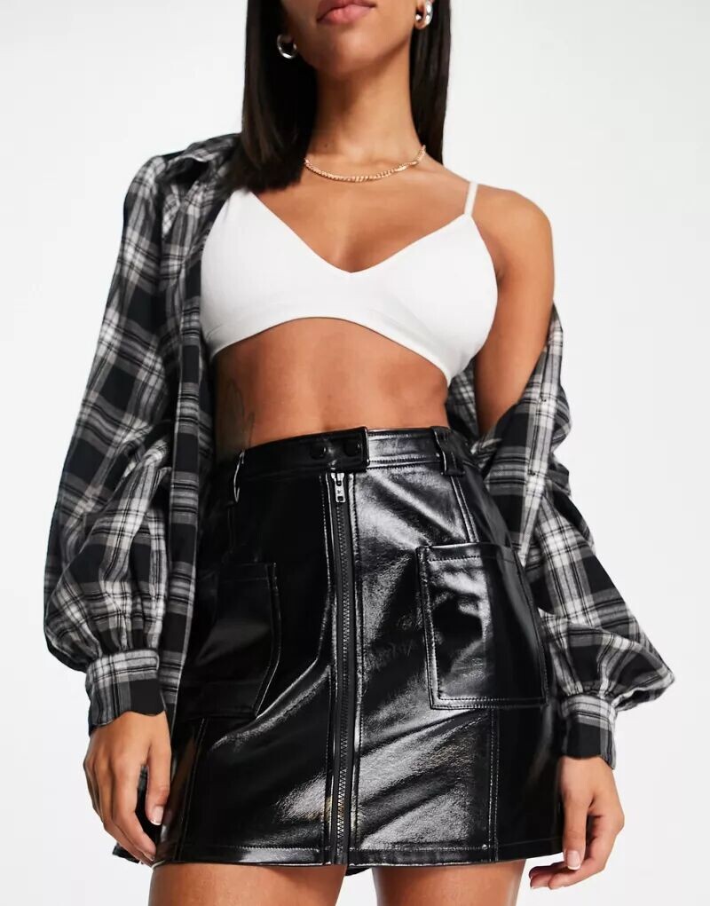 Черная мини-юбка Topshop с эффектом лакированной кожи, застежкой-молнией и передними карманами
Черная мини-юбка Topshop с эффектом лакированной кожи, застежкой-молнией и передними карманами