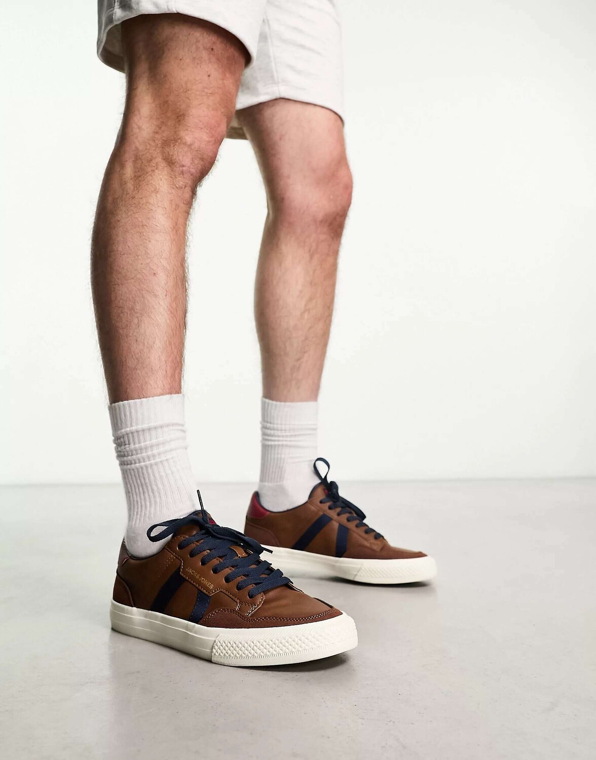 Коричневые кроссовки из искусственной кожи с контрастными вставками Jack & Jones, Коричневый
Коричневые кроссовки из искусственной кожи с контрастными вставками Jack & Jones, Коричневый