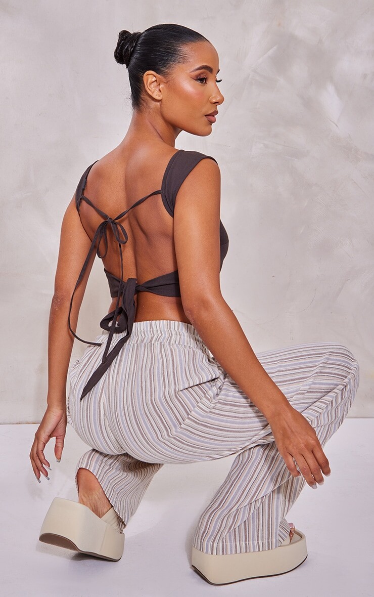 PrettyLittleThing Коричневый укороченный топ с открытой спиной и льняным эффектом
PrettyLittleThing Коричневый укороченный топ с открытой спиной и льняным эффектом