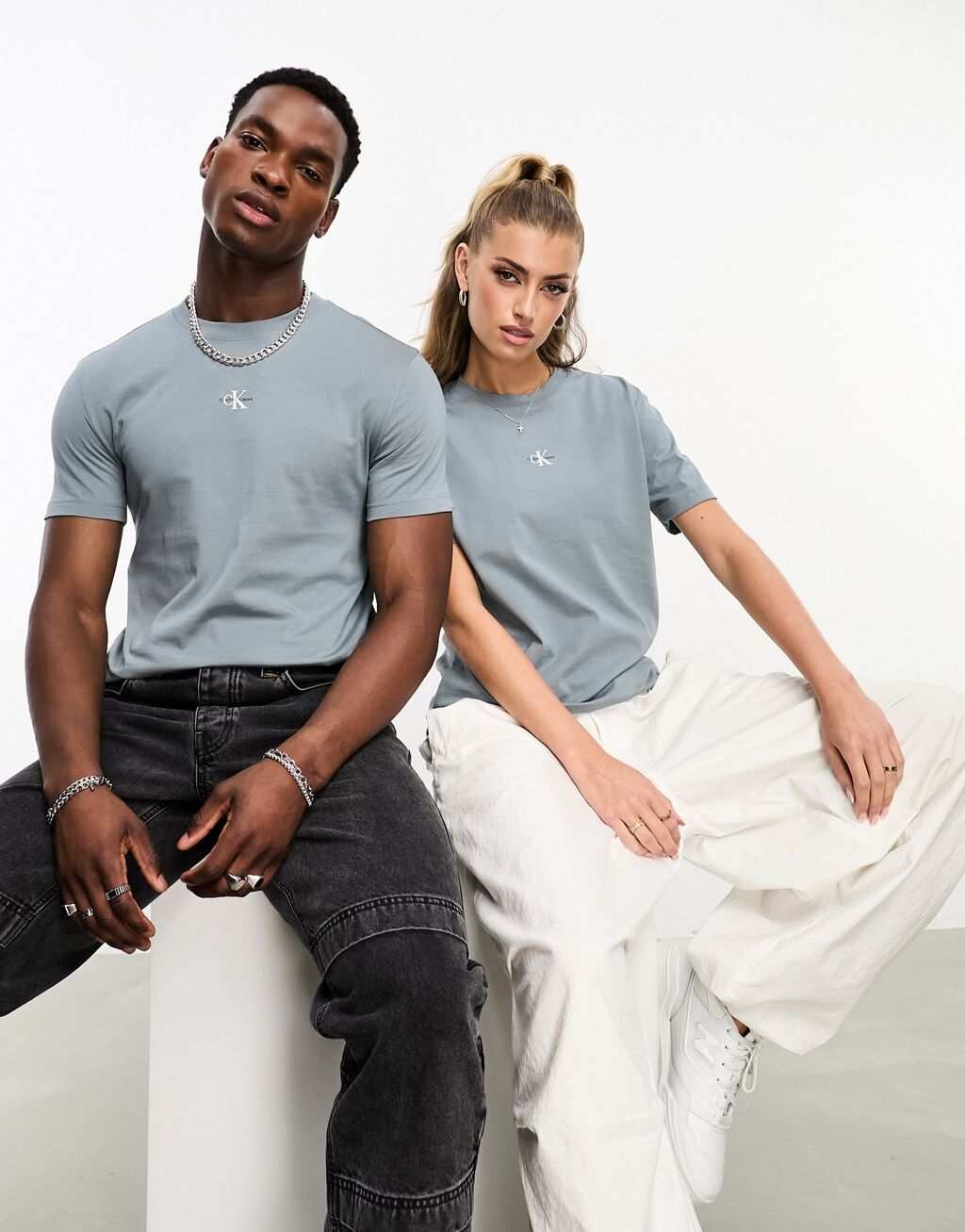 Серая объемная футболка с маленьким логотипом и монограммой на груди Calvin Klein Jeans, Серый
Серая объемная футболка с маленьким логотипом и монограммой на груди Calvin Klein Jeans, Серый