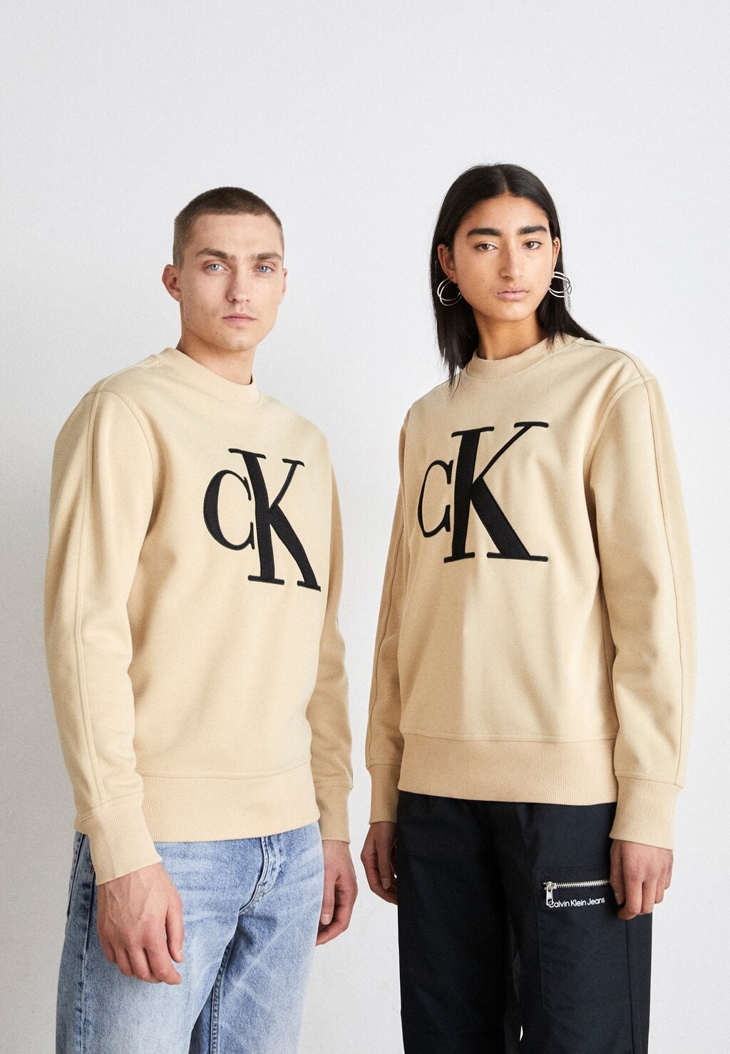 Толстовка Calvin Klein Jeans PERFORATED MONOLOGUE CREW NECK UNISEX, цвет warm sand
Толстовка Calvin Klein Jeans PERFORATED MONOLOGUE CREW NECK UNISEX, цвет warm sand