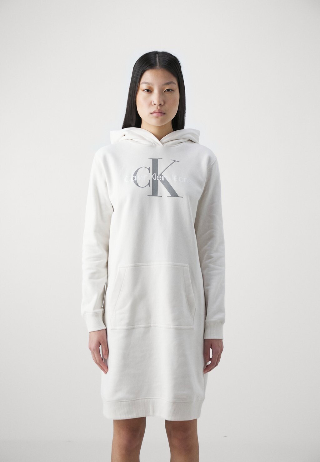 Дневное платье HOODIE DRESS GLOSSY MONOLOGO CENTER CHEST Calvin Klein Jeans, кремовый, Бежевый
Дневное платье HOODIE DRESS GLOSSY MONOLOGO CENTER CHEST Calvin Klein Jeans, кремовый, Бежевый