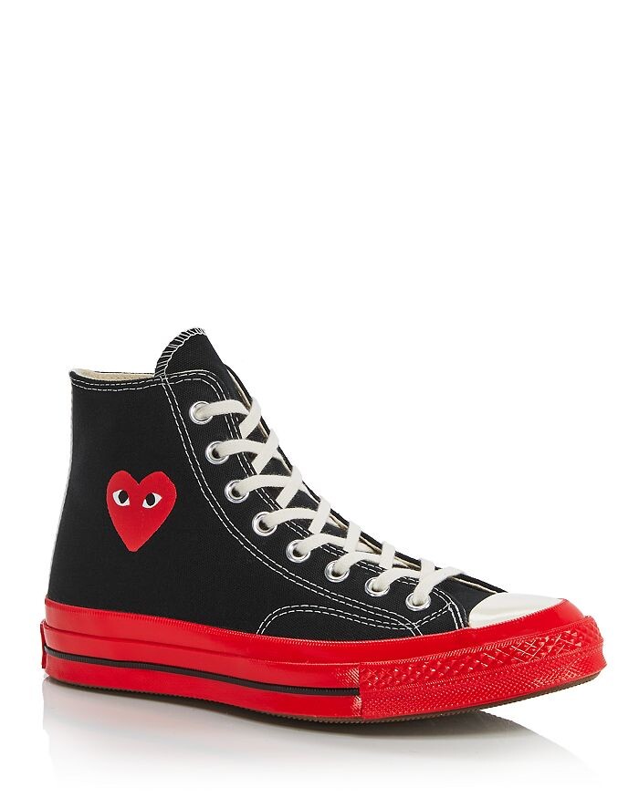Высокие кеды унисекс с красной подошвой из коллаборации с Converse Comme Des Garcons
Высокие кеды унисекс с красной подошвой из коллаборации с Converse Comme Des Garcons