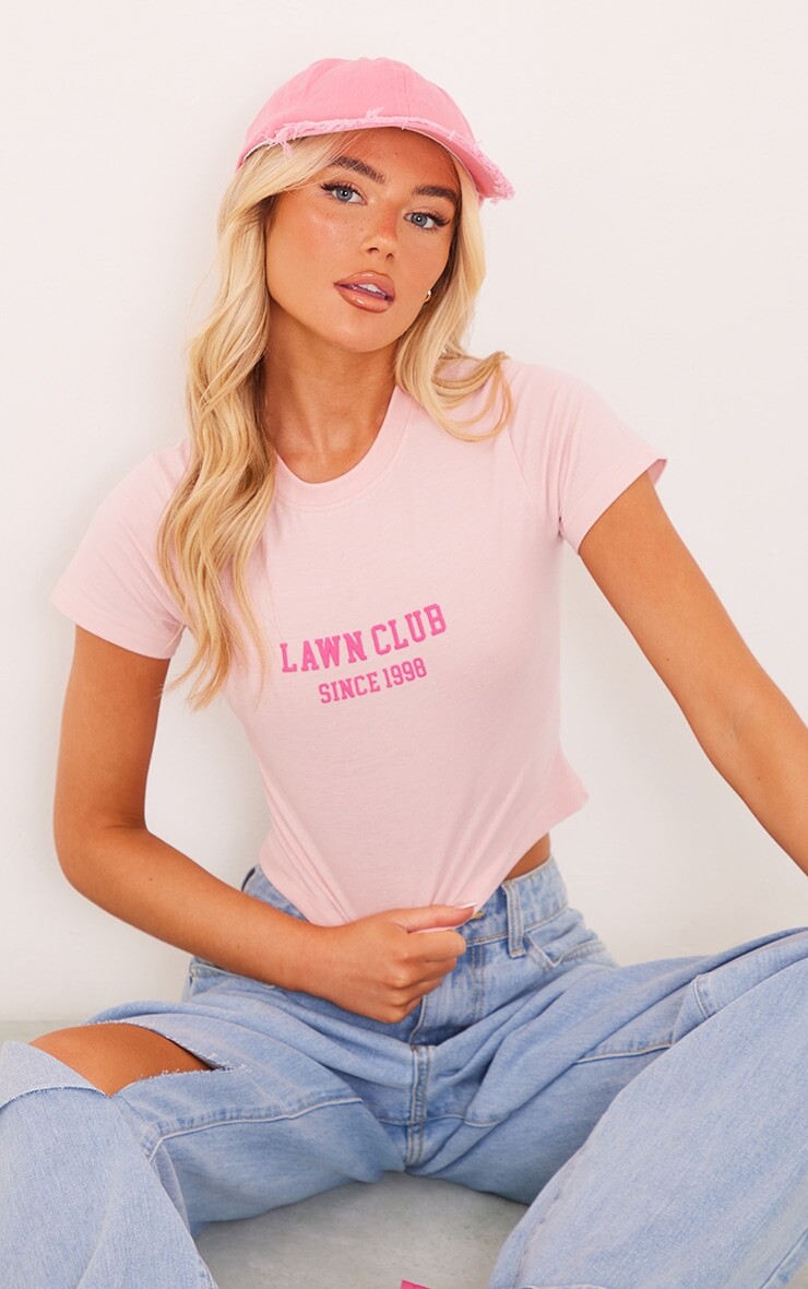 PrettyLittleThing Розовая укороченная футболка с принтом Lawn Club, Розовый
PrettyLittleThing Розовая укороченная футболка с принтом Lawn Club, Розовый
