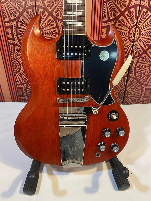 Электрогитара Gibson SG Standard '61 Faded Maestro Vibrola - Vintage Cherry... OPEN BOX DEMO SG '61 Faded Maestro Vibrola Electric Guitar
Электрогитара Gibson SG Standard '61 Faded Maestro Vibrola - Vintage Cherry... OPEN BOX DEMO SG '61 Faded Maestro Vibrola Electric Guitar