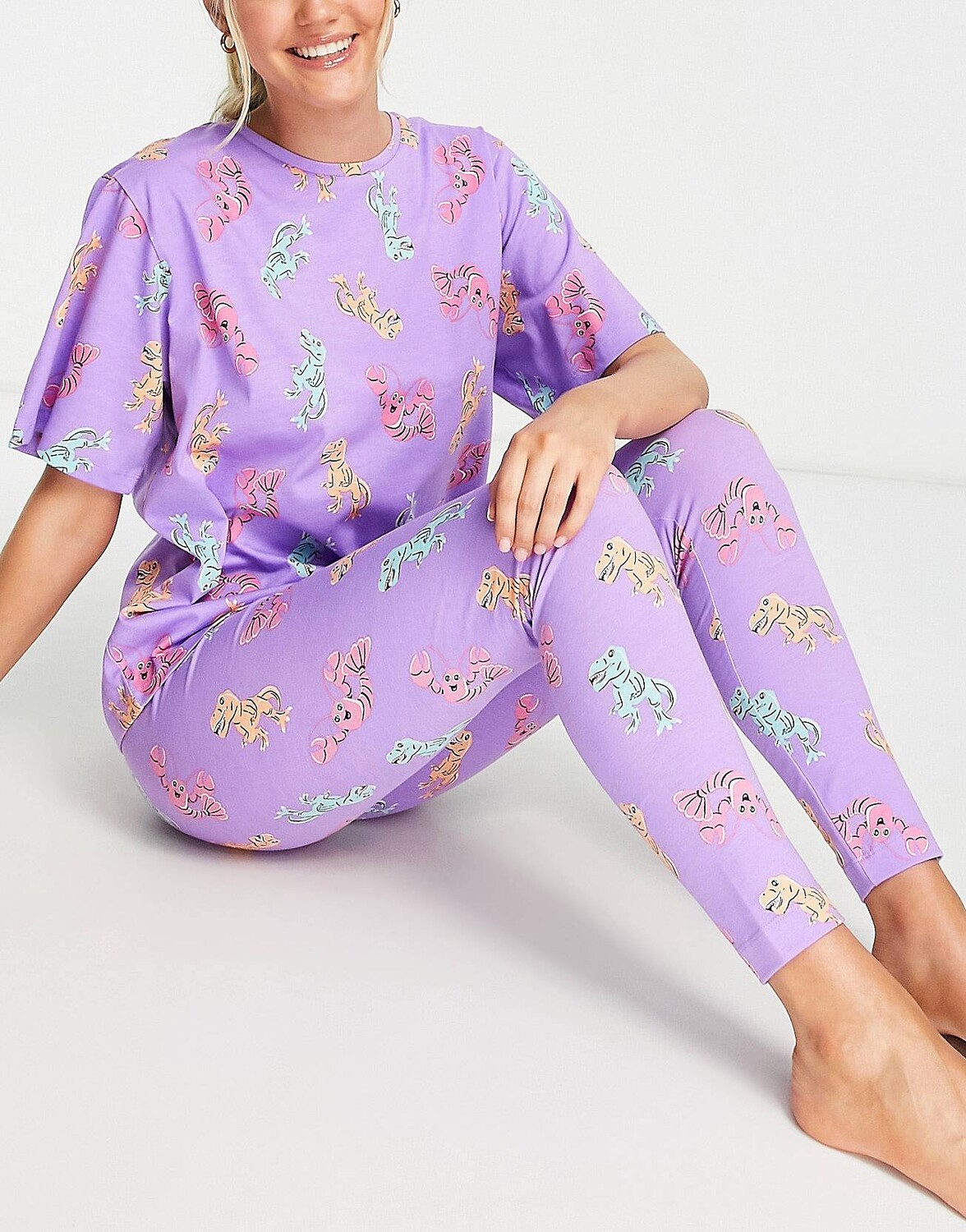 Фиолетовый пижамный комплект с крупной футболкой и леггинсами ASOS DESIGN Dino & Loster
Фиолетовый пижамный комплект с крупной футболкой и леггинсами ASOS DESIGN Dino & Loster