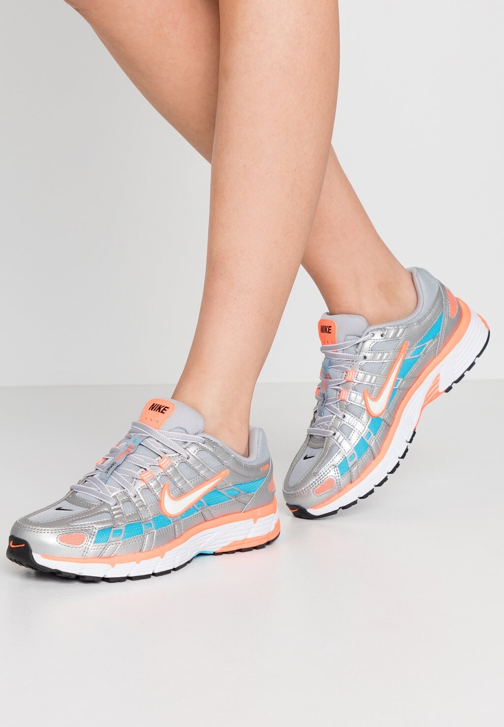 Кроссовки низкие P-6000 Nike Sportswear, цвет metallic silver/white/hyper crimson/blue fury/black
Кроссовки низкие P-6000 Nike Sportswear, цвет metallic silver/white/hyper crimson/blue fury/black
