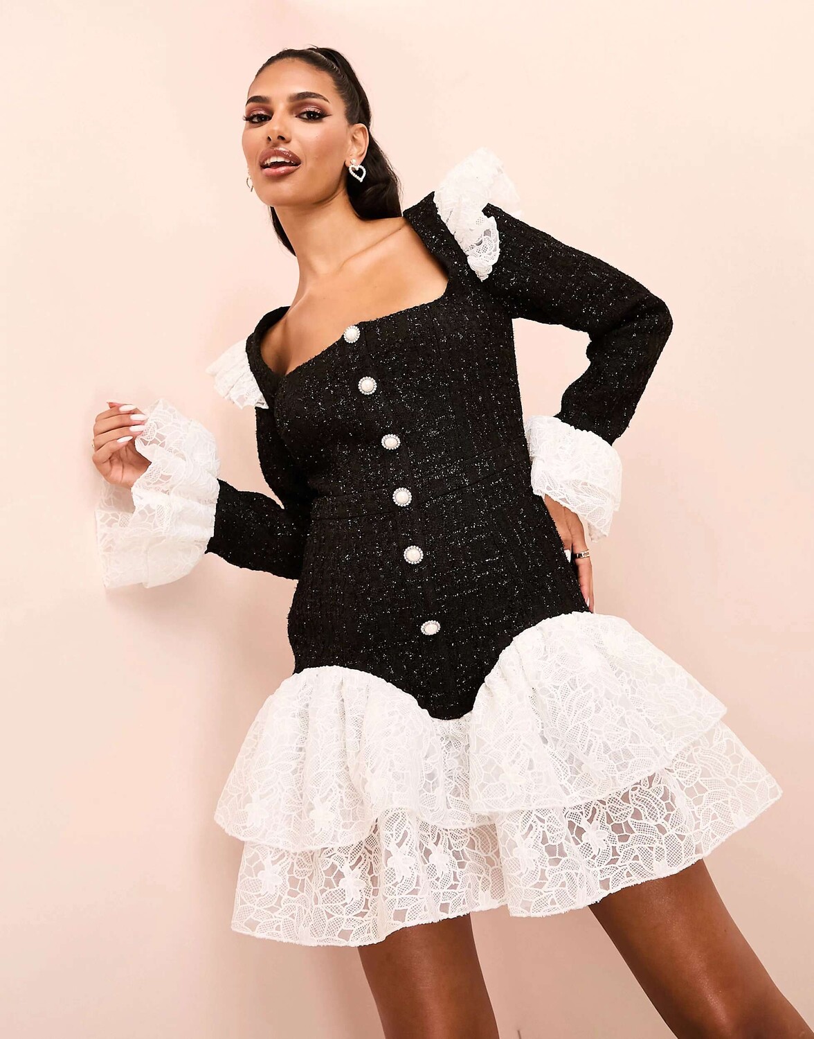 Мини-платье из букле ASOS LUXE с кружевной многоярусной юбкой и жемчужными пуговицами в монохромном цвете
Мини-платье из букле ASOS LUXE с кружевной многоярусной юбкой и жемчужными пуговицами в монохромном цвете
