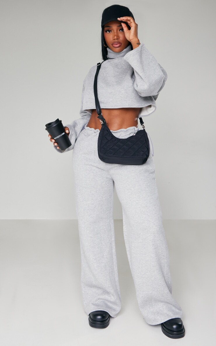 PrettyLittleThing Широкие джоггеры с талией серого мелового цвета с деталью на талии
PrettyLittleThing Широкие джоггеры с талией серого мелового цвета с деталью на талии