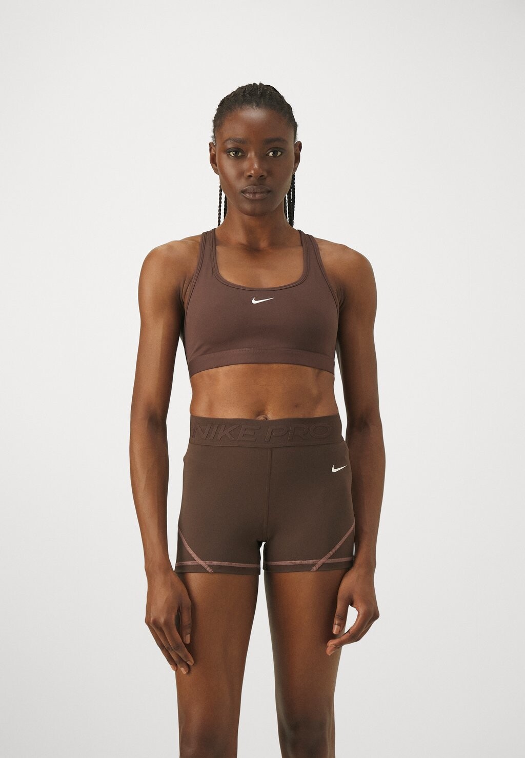 Бюстгальтер спортивный с легкой поддержкой BRA Nike, цвет baroque brown/white
Бюстгальтер спортивный с легкой поддержкой BRA Nike, цвет baroque brown/white