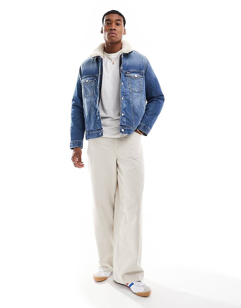 Синяя джинсовая куртка-дальнобойщик Tommy Jeans Ryan с плюшевым меховым воротником 3-в-1
Синяя джинсовая куртка-дальнобойщик Tommy Jeans Ryan с плюшевым меховым воротником 3-в-1