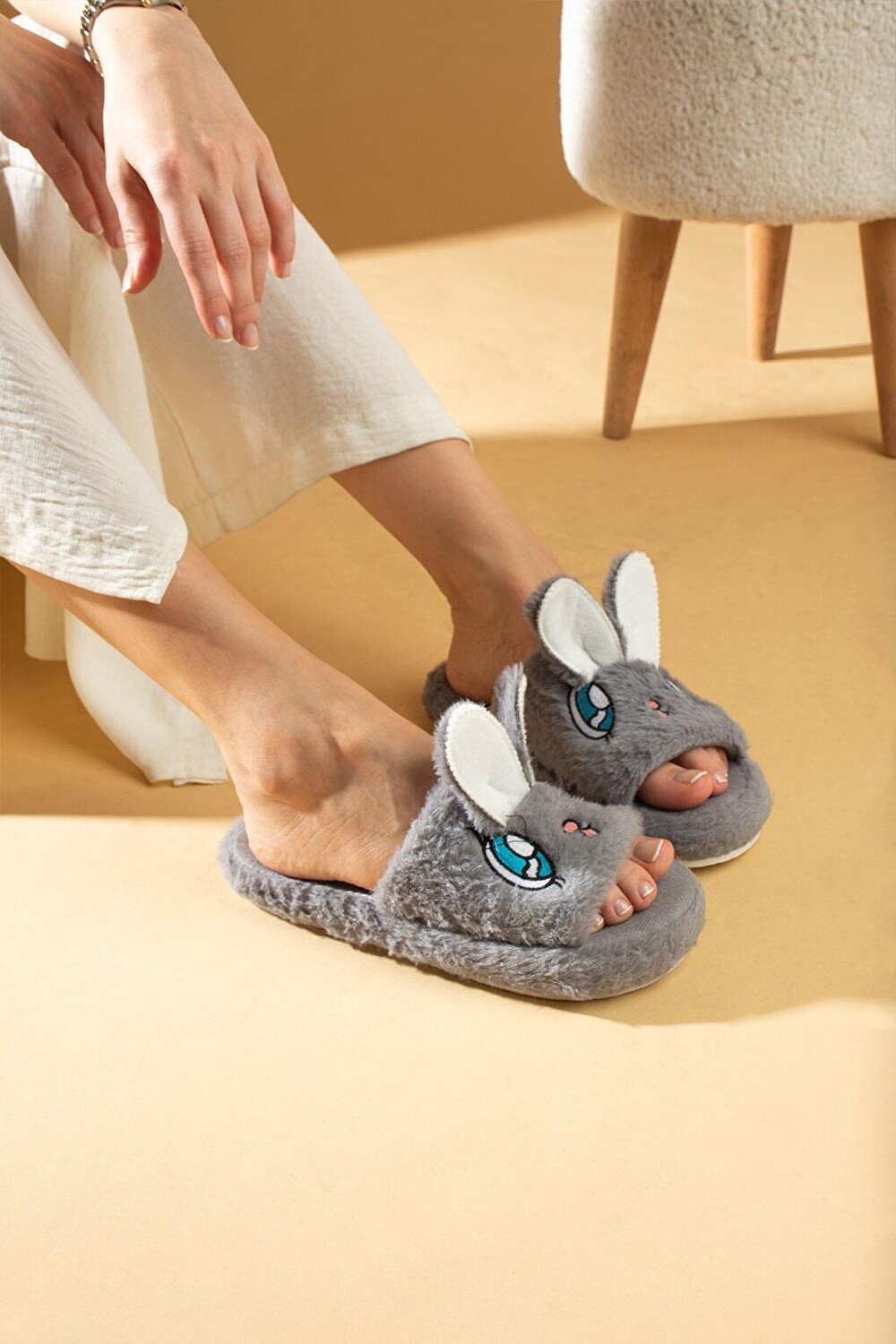 Женские домашние тапочки Cute Rabbit с открытой передней частью и мехом внутри на термоподошве P01-19-23Открыть Pembe Potin, серый
Женские домашние тапочки Cute Rabbit с открытой передней частью и мехом внутри на термоподошве P01-19-23Открыть Pembe Potin, серый