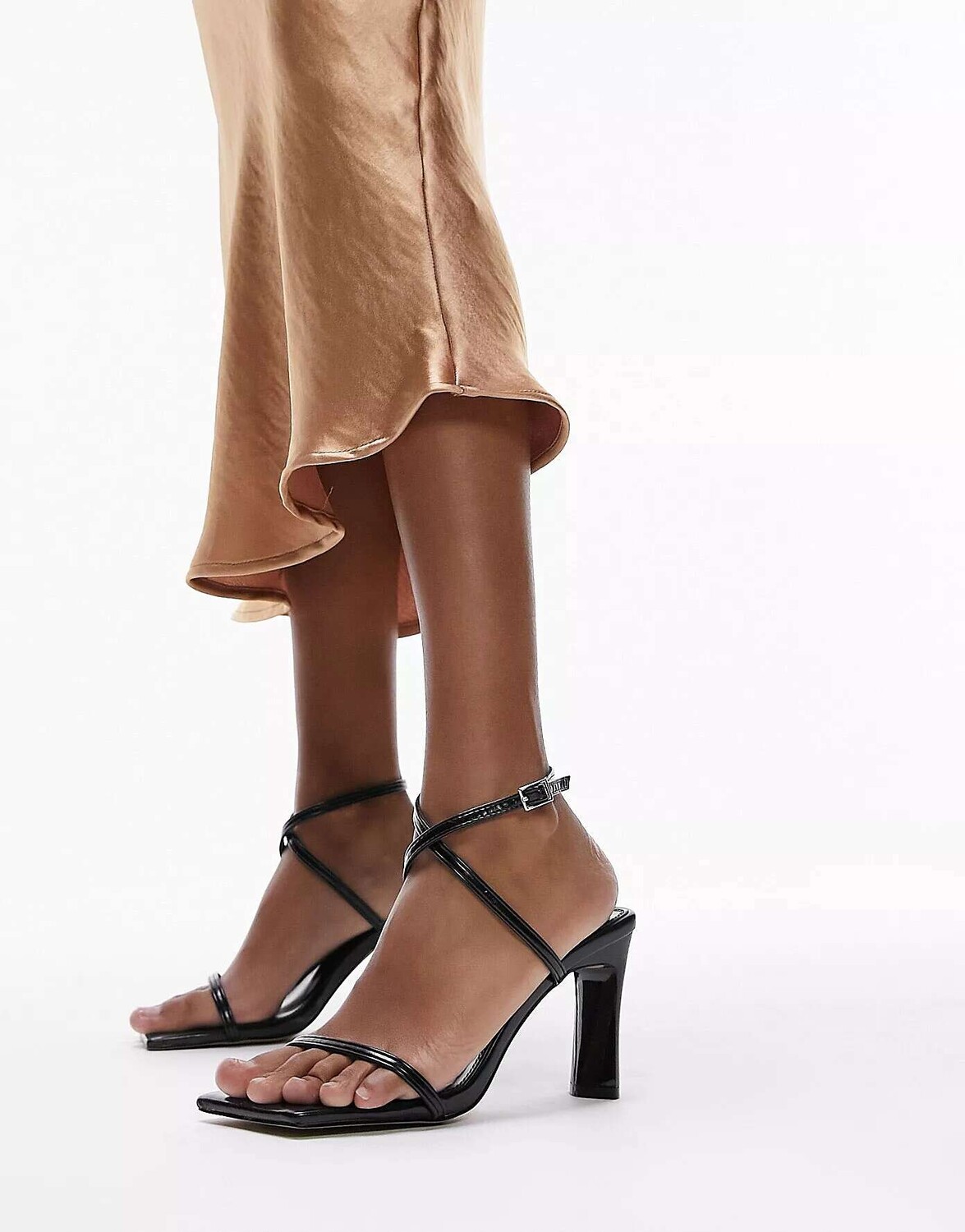 Черные босоножки на блочном каблуке Topshop Wide Fit Farah, состоящие из двух частей
Черные босоножки на блочном каблуке Topshop Wide Fit Farah, состоящие из двух частей
