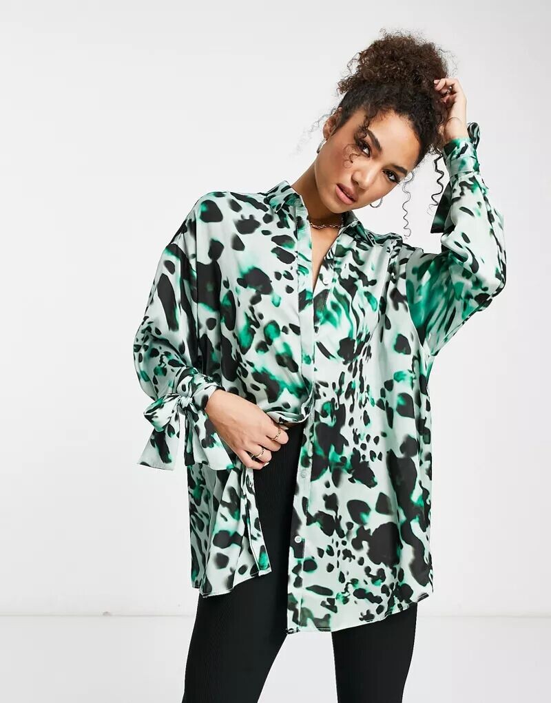 Зеленая атласная рубашка оверсайз с завязками на манжетах ASOS и размытым леопардовым принтом
Зеленая атласная рубашка оверсайз с завязками на манжетах ASOS и размытым леопардовым принтом