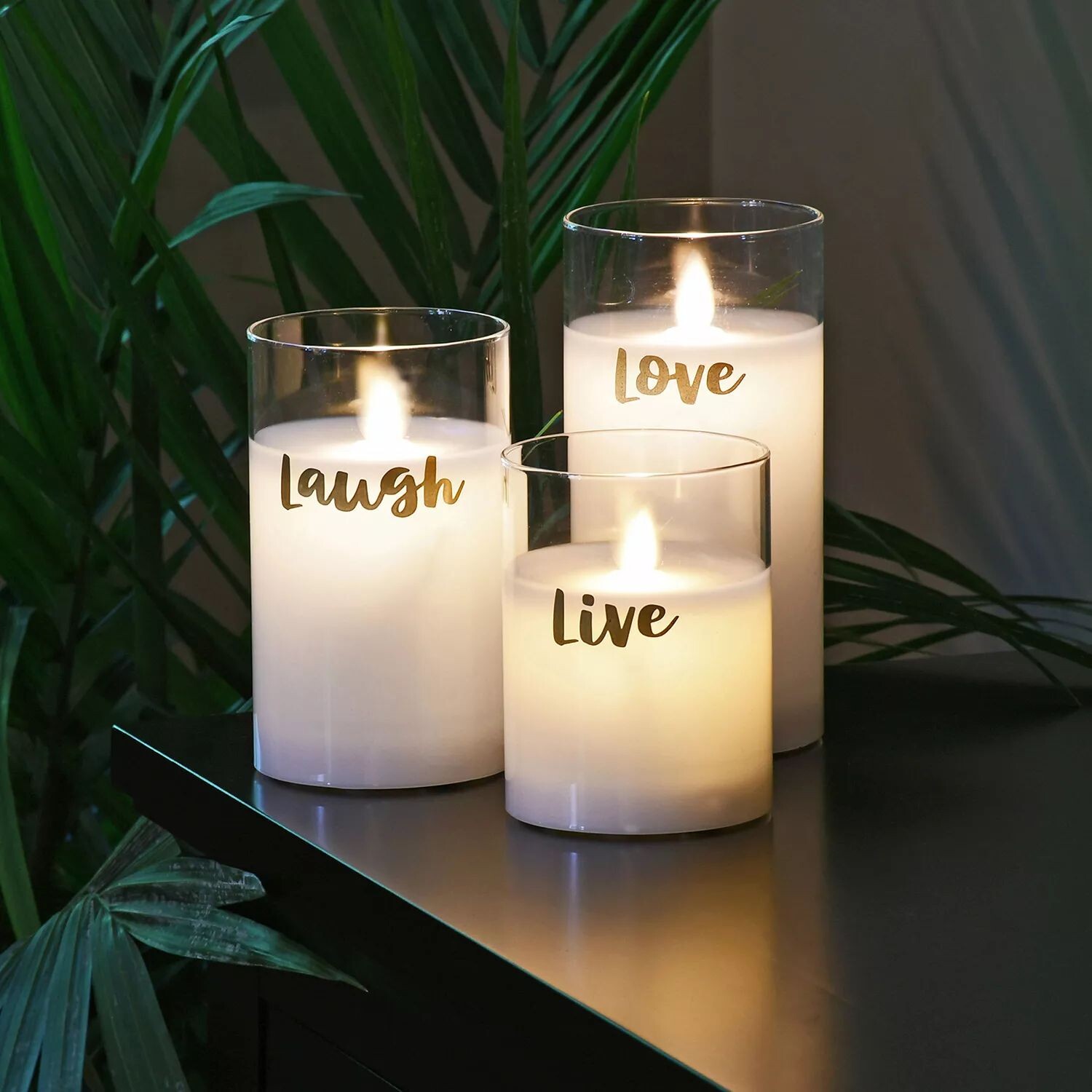 LumaBase Live Laugh Love Стеклянные светодиодные свечи на батарейках с движущимся пламенем, набор из 3 предметов
LumaBase Live Laugh Love Стеклянные светодиодные свечи на батарейках с движущимся пламенем, набор из 3 предметов