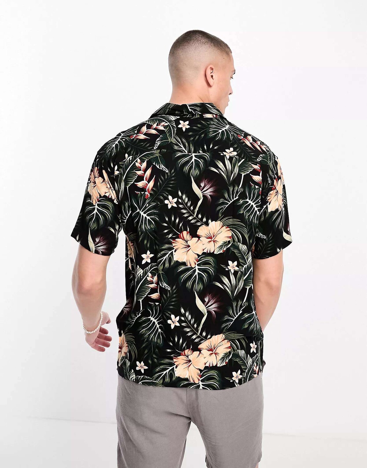 Черная рубашка из вискозы с короткими рукавами и воротником-стойкой Jack & Jones Essentials
Черная рубашка из вискозы с короткими рукавами и воротником-стойкой Jack & Jones Essentials
