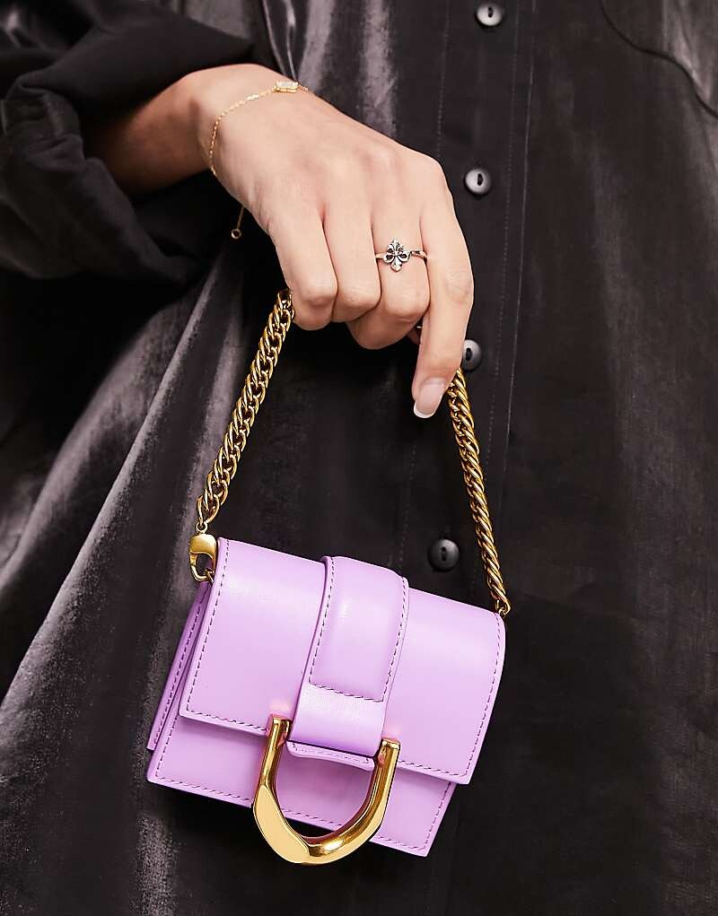 Фиолетовая сумка-держатель для карт Charles & Keith – с золотым ремешком-цепочкой
Фиолетовая сумка-держатель для карт Charles & Keith – с золотым ремешком-цепочкой