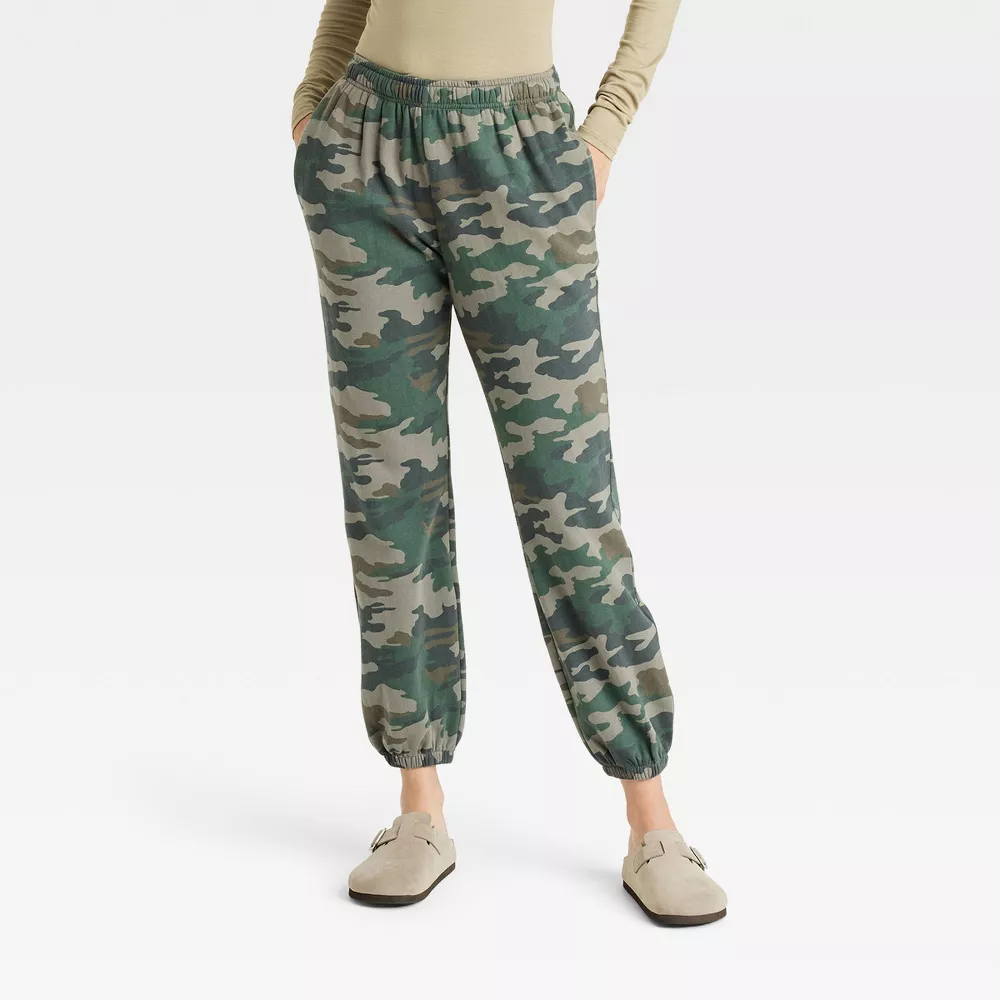 Женские спортивные брюки Leisure Studio средней посадки Essential Universal Thread, цвет Green Camo
Женские спортивные брюки Leisure Studio средней посадки Essential Universal Thread, цвет Green Camo