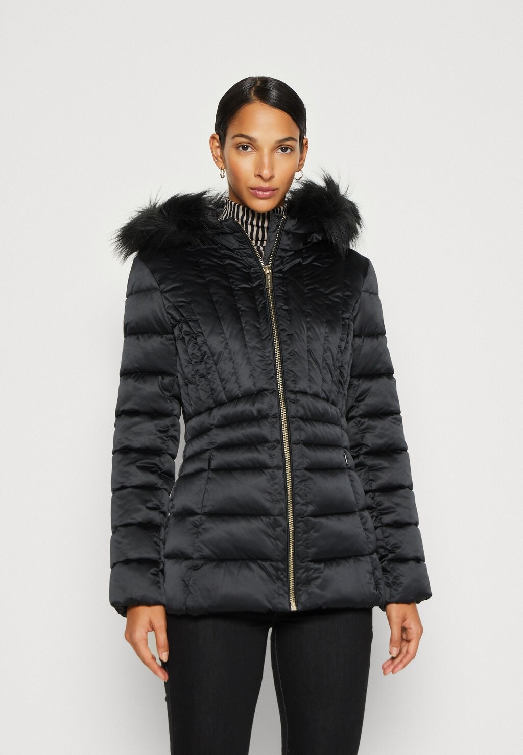 Куртка MARCIANO BY GUESS MARIAH PUFFER, цвет jet black
Куртка MARCIANO BY GUESS MARIAH PUFFER, цвет jet black