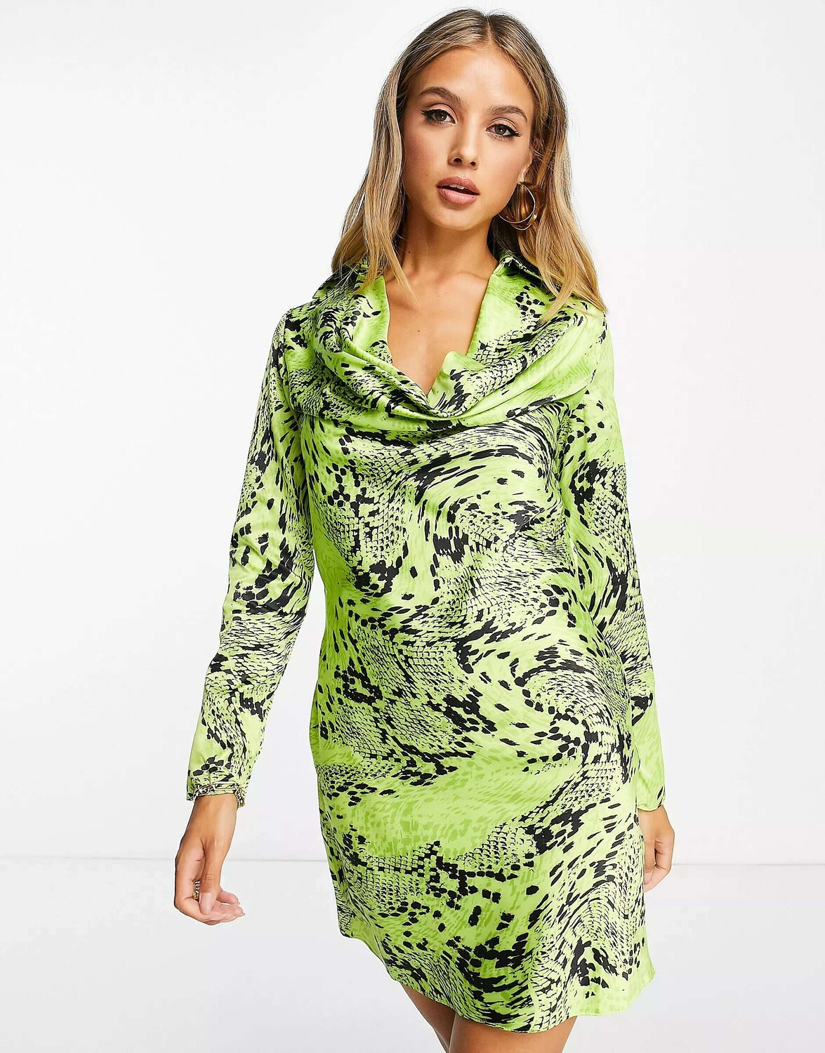 Зеленое атласное мини-платье с воротником-хомутом и змеиным принтом River Island, Зеленый
Зеленое атласное мини-платье с воротником-хомутом и змеиным принтом River Island, Зеленый