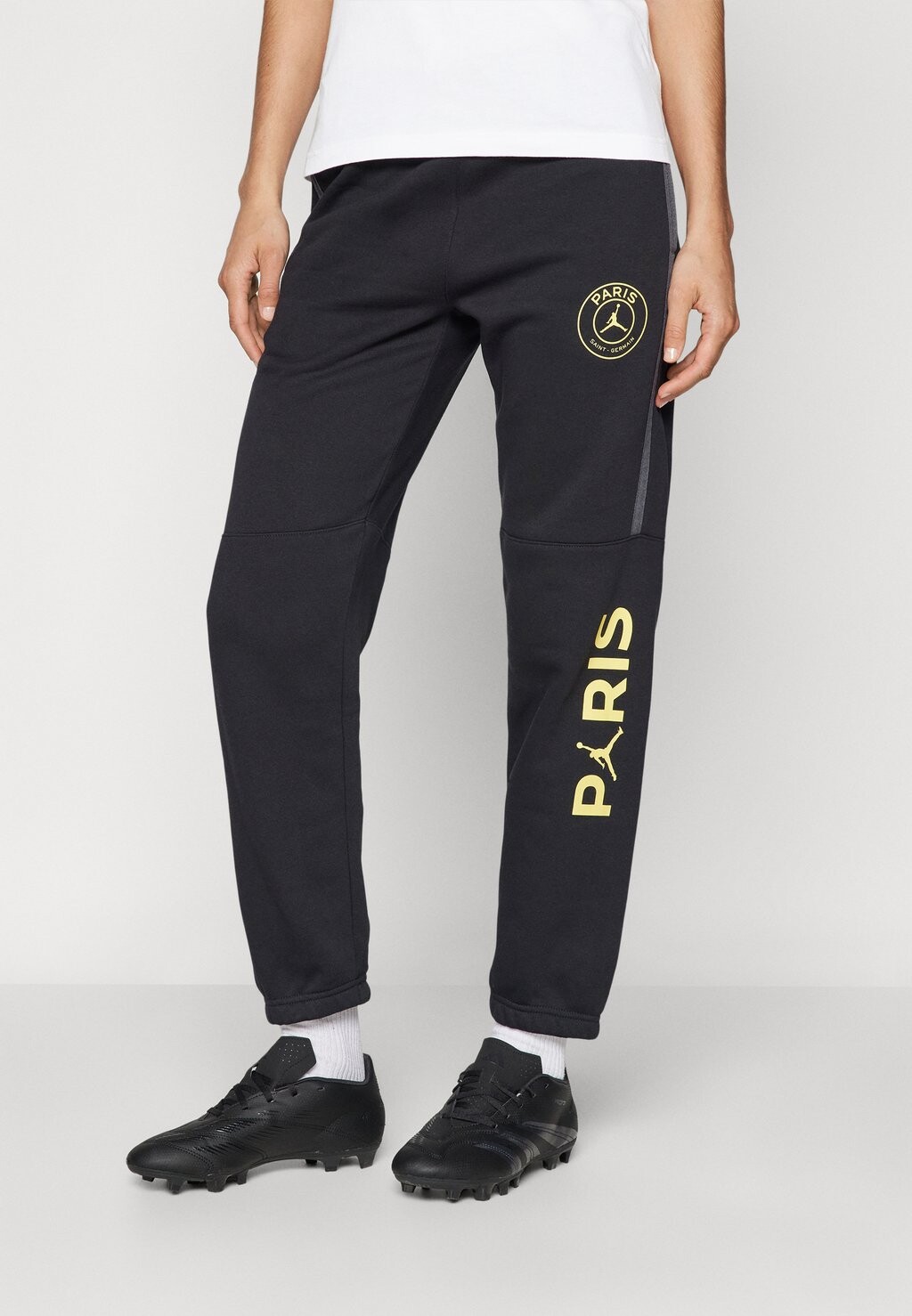 Брюки с символикой JORDAN X PARIS ST GERMAIN FLEECE PANT Nike, цвет black/sequoia/(sequoia)
Брюки с символикой JORDAN X PARIS ST GERMAIN FLEECE PANT Nike, цвет black/sequoia/(sequoia)