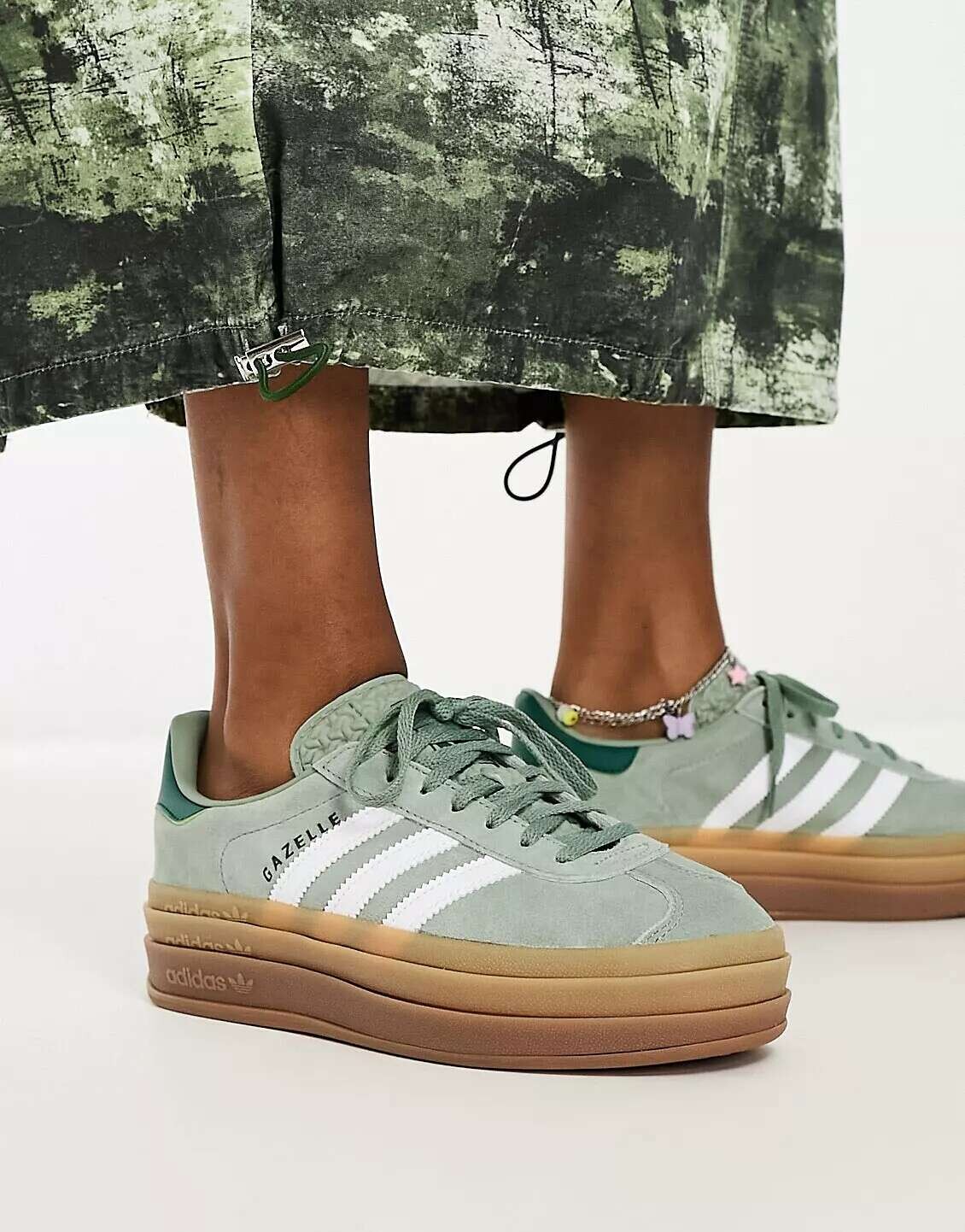 Серебристо-зеленые кроссовки на платформе adidas Originals Gazelle Bold с резиновой подошвой, Зеленый
Серебристо-зеленые кроссовки на платформе adidas Originals Gazelle Bold с резиновой подошвой, Зеленый