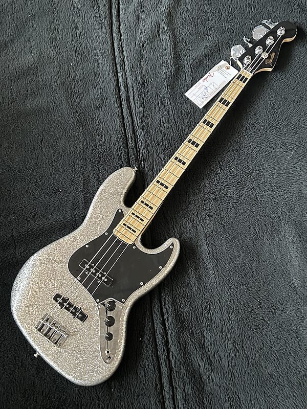 Басс гитара Fender Mikey Way Signature Jazz Bass 2023 - Silver Sparkle #MW23000991 9 lbs 8.9 oz
Басс гитара Fender Mikey Way Signature Jazz Bass 2023 - Silver Sparkle #MW23000991 9 lbs 8.9 oz