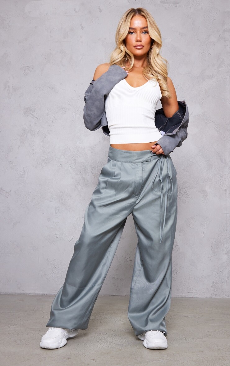 PrettyLittleThing Асимметричные брюки из атласа шиферно-серого цвета с завязкой на талии
PrettyLittleThing Асимметричные брюки из атласа шиферно-серого цвета с завязкой на талии
