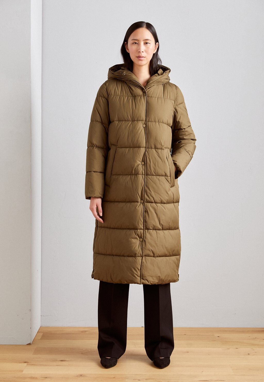 Зимнее пальто SIDE SLITS WITH HOOD AND PRESSBUTTONS Marc O'Polo, цвет forest floor
Зимнее пальто SIDE SLITS WITH HOOD AND PRESSBUTTONS Marc O'Polo, цвет forest floor