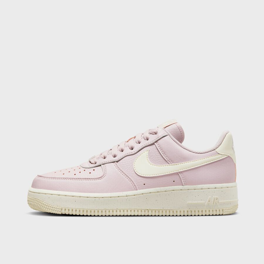 Кроссовки WMNS Air Force 1 '07 SE NIKE, цвет platinum violet/sail/coconut milk/volt
Кроссовки WMNS Air Force 1 '07 SE NIKE, цвет platinum violet/sail/coconut milk/volt
