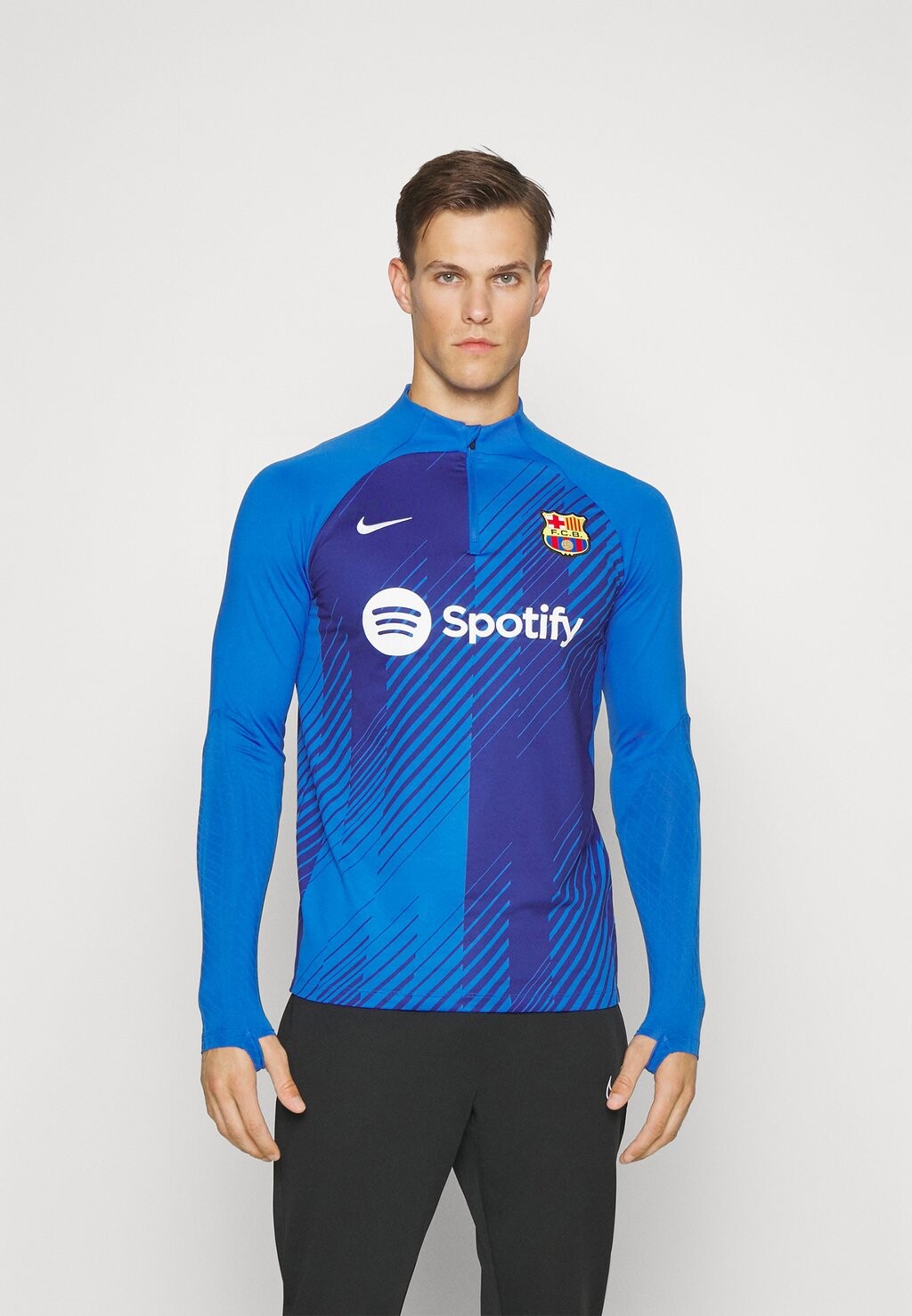 футболка с длинными рукавами FC BARCELONA STRIKE DRILL HOME AWAY PREMATCH Nike, королевский синий/темно-королевский синий/белый
футболка с длинными рукавами FC BARCELONA STRIKE DRILL HOME AWAY PREMATCH Nike, королевский синий/темно-королевский синий/белый