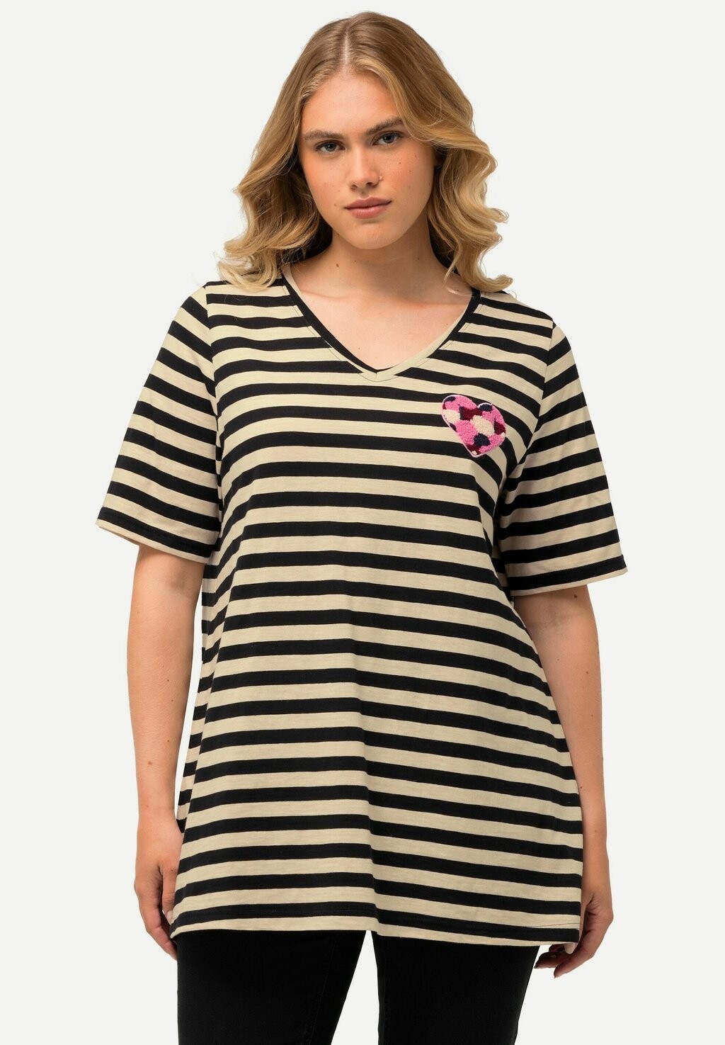 Футболка с принтом RAYÉ AVEC PETIT CŒUR EN TISSU ÉPONGE EN A COL EN V ET MANCHES COURTES Ulla Popken, цвет noir
Футболка с принтом RAYÉ AVEC PETIT CŒUR EN TISSU ÉPONGE EN A COL EN V ET MANCHES COURTES Ulla Popken, цвет noir