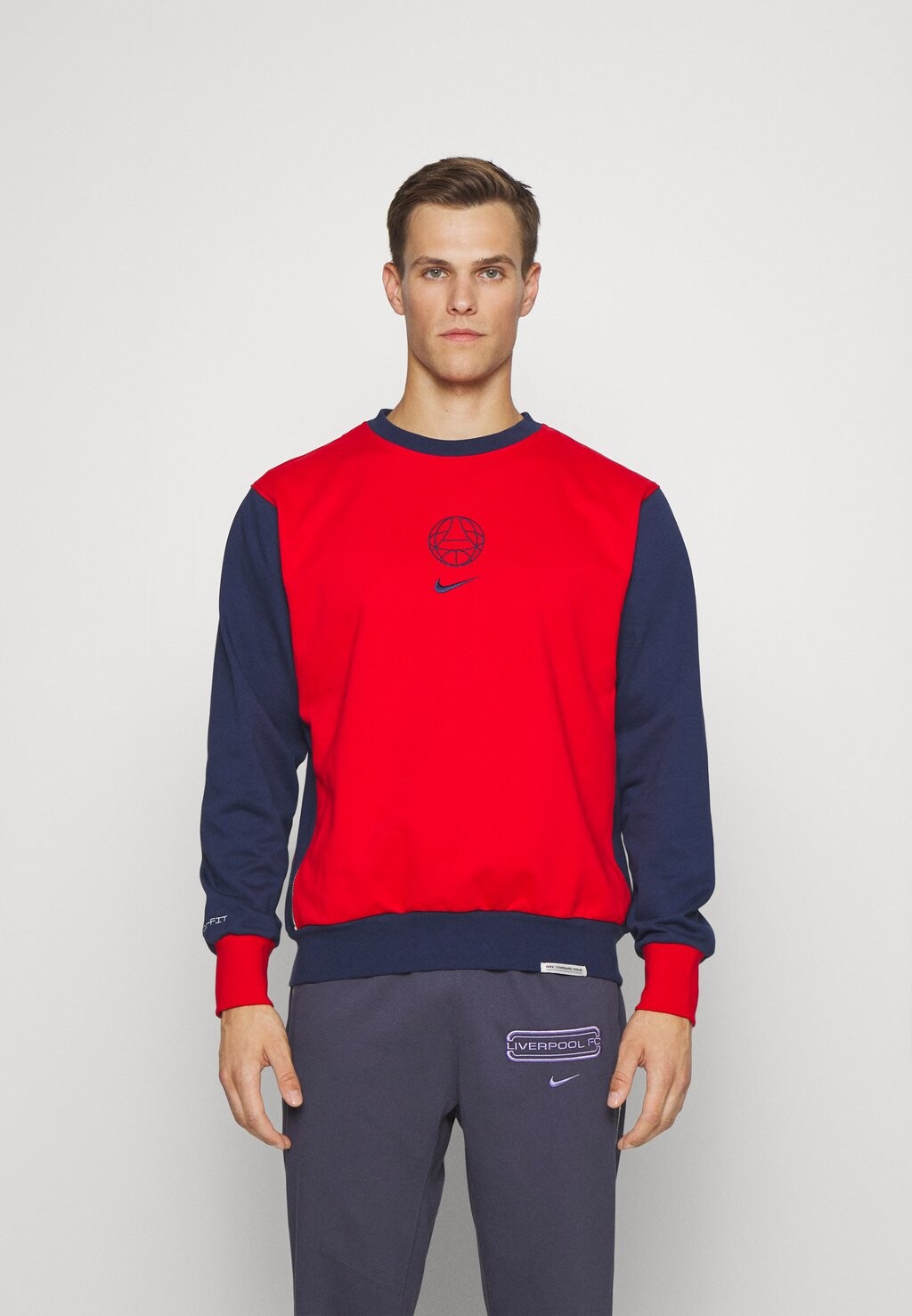 Клубная одежда Nike PARIS ST GERMAIN TRAVEL CREW GRAPHIC, университетский красный/полночно-синий
Клубная одежда Nike PARIS ST GERMAIN TRAVEL CREW GRAPHIC, университетский красный/полночно-синий