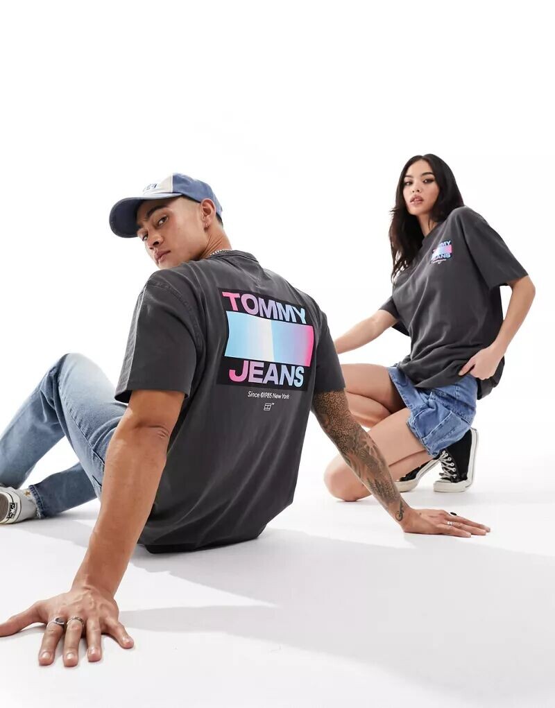 Темно-серая футболка унисекс с графическим принтом Tommy Jeans DNA стандартного кроя
Темно-серая футболка унисекс с графическим принтом Tommy Jeans DNA стандартного кроя