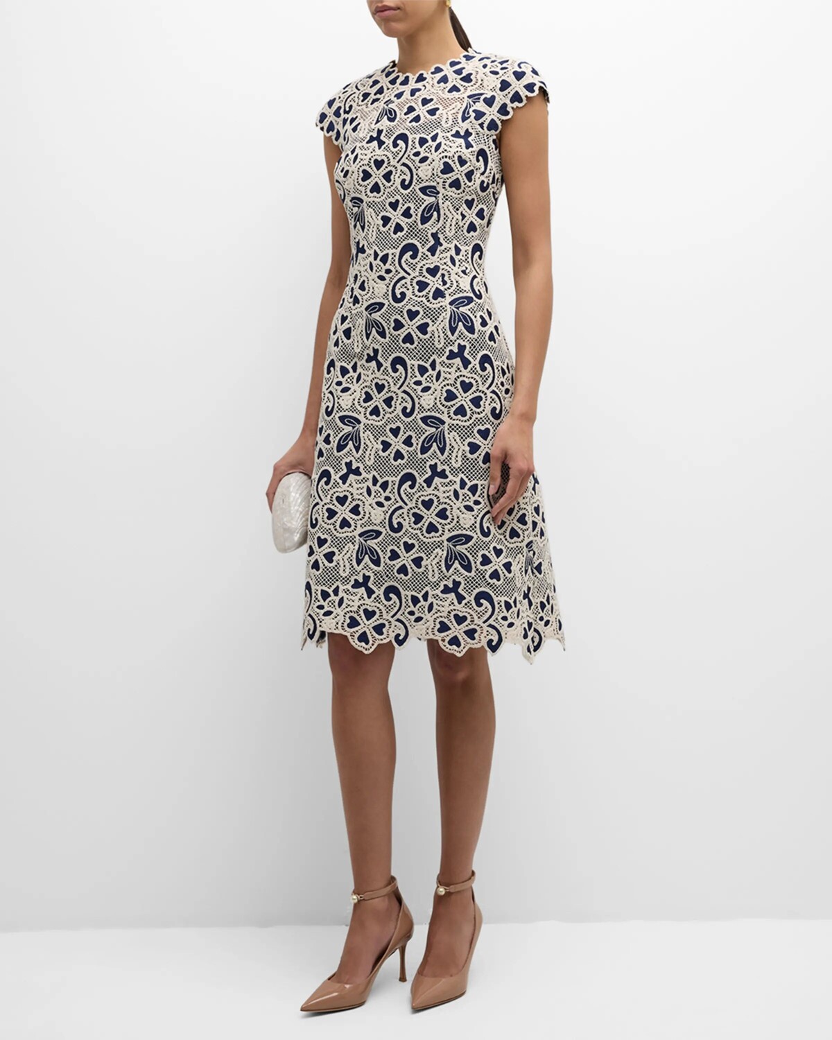 Кружевное платье крючком с короткими рукавами Rickie Freeman for Teri Jon, цвет Ivory Navy
Кружевное платье крючком с короткими рукавами Rickie Freeman for Teri Jon, цвет Ivory Navy