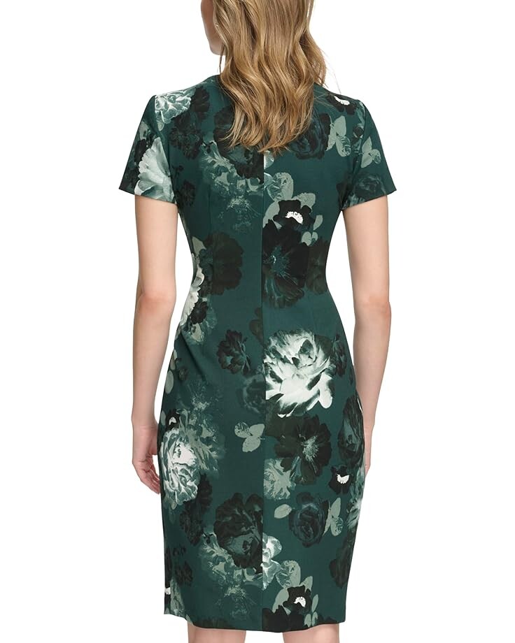 Платье Calvin Klein Print Scuba Crepe Square Neck Short Sheath with Ruching Detail, цвет Malachite Multi
Платье Calvin Klein Print Scuba Crepe Square Neck Short Sheath with Ruching Detail, цвет Malachite Multi