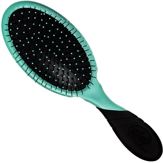 Профессиональная щетка Wet Brush Pro Detangler синего цвета для расчесывания волос, не рвет и не повреждает.
Профессиональная щетка Wet Brush Pro Detangler синего цвета для расчесывания волос, не рвет и не повреждает.
