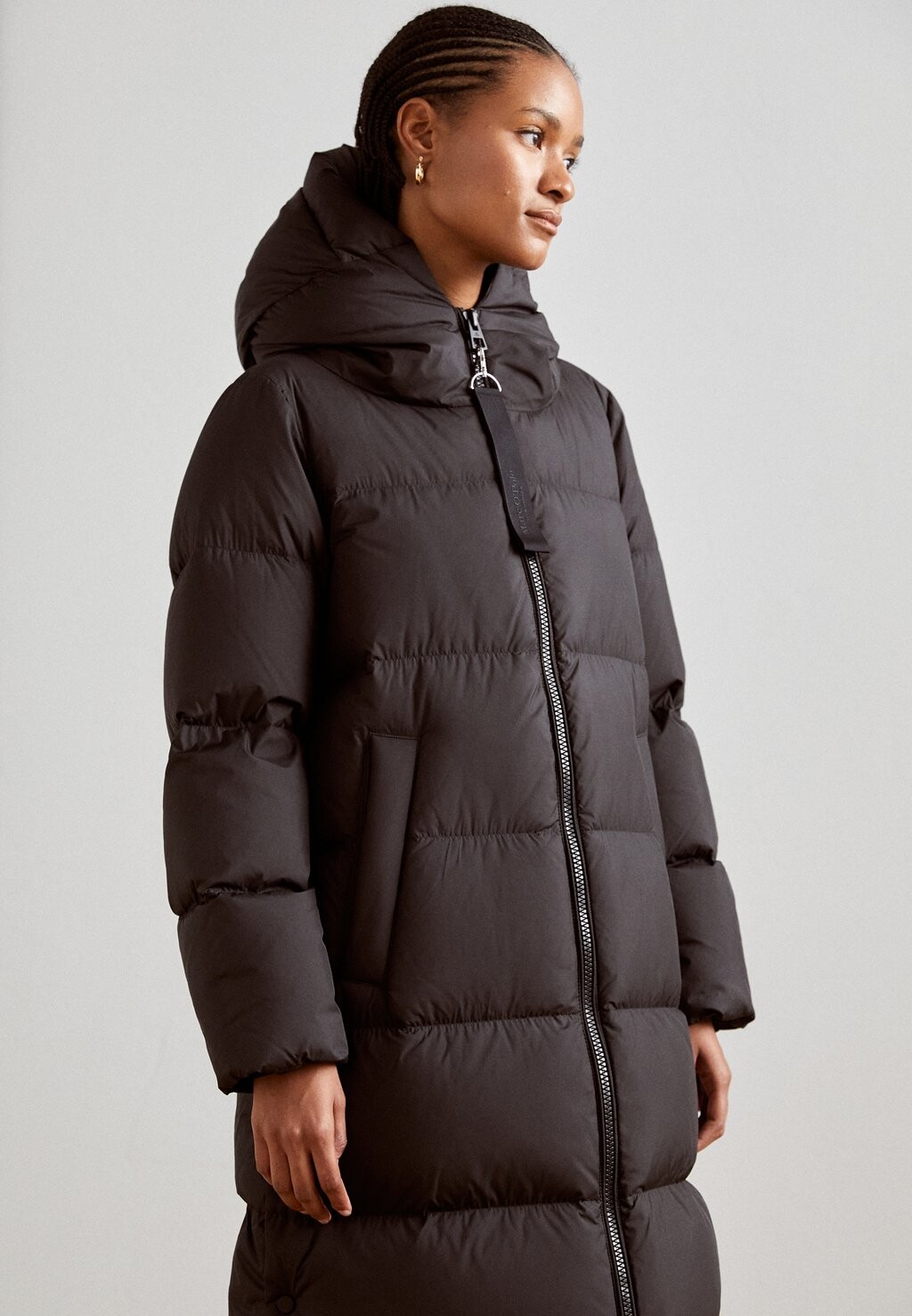 Пуховое пальто FIXED HOOD WELT POCKETS SIDE SLITS WITH PRESSBUTTONS Marc O'Polo, цвет black
Пуховое пальто FIXED HOOD WELT POCKETS SIDE SLITS WITH PRESSBUTTONS Marc O'Polo, цвет black