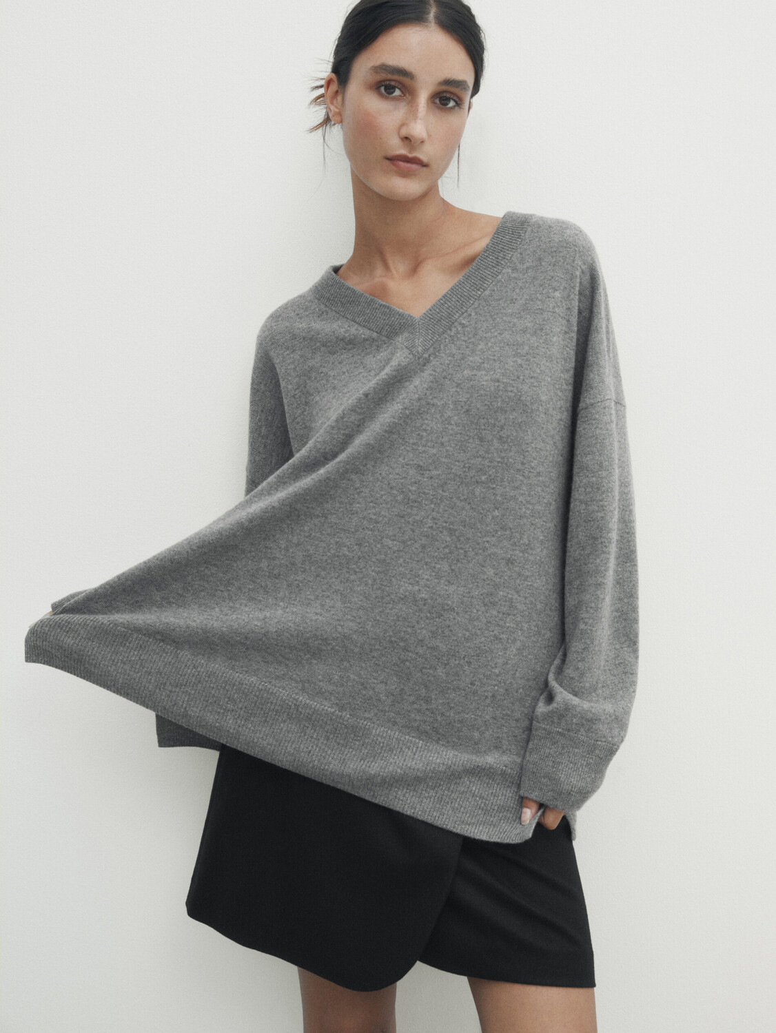 Свитер-кейп из шерсти и кашемира с v-образным вырезом Massimo Dutti, серый меланж
Свитер-кейп из шерсти и кашемира с v-образным вырезом Massimo Dutti, серый меланж