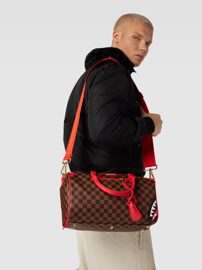 Спортивная сумка с узором по всей поверхности, модель RED SHARKS IN PARIS Sprayground, коричневый
Спортивная сумка с узором по всей поверхности, модель RED SHARKS IN PARIS Sprayground, коричневый