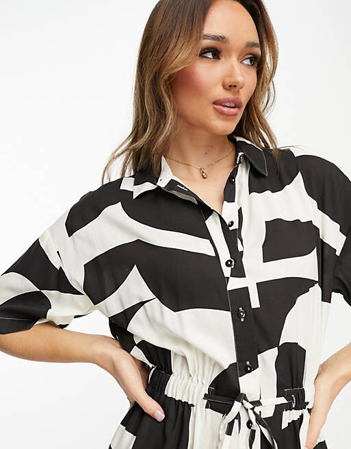 Объемный комбинезон-рубашка с абстрактным принтом и завязкой на талии ASOS DESIGN
Объемный комбинезон-рубашка с абстрактным принтом и завязкой на талии ASOS DESIGN