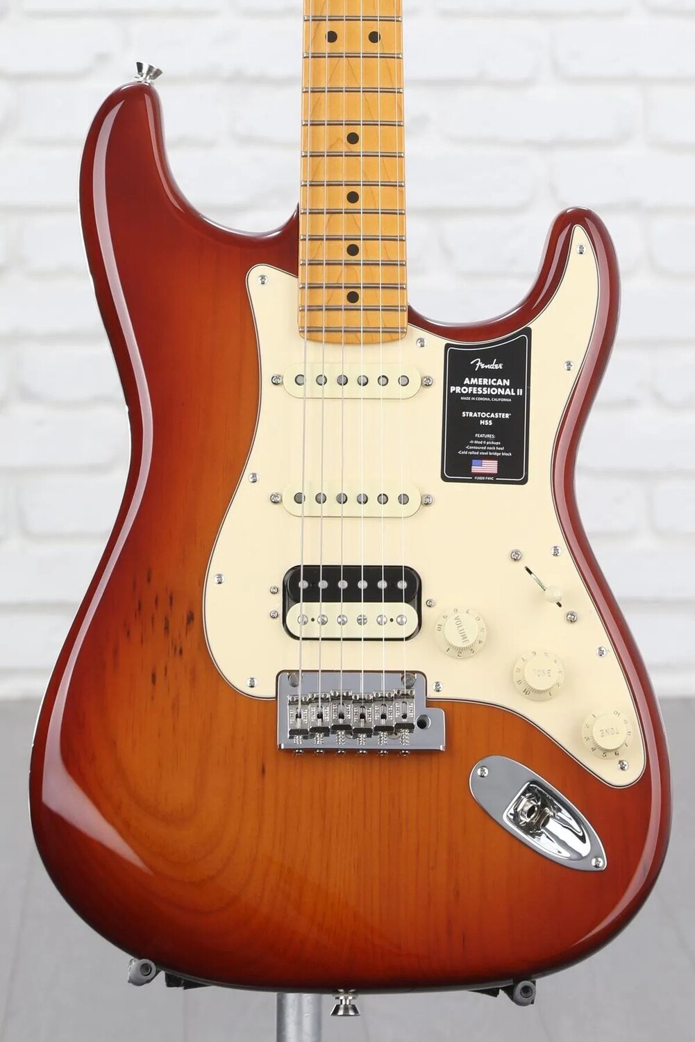 Fender American Professional II Stratocaster HSS — Sienna Sunburst с кленовой накладкой на гриф
Fender American Professional II Stratocaster HSS — Sienna Sunburst с кленовой накладкой на гриф