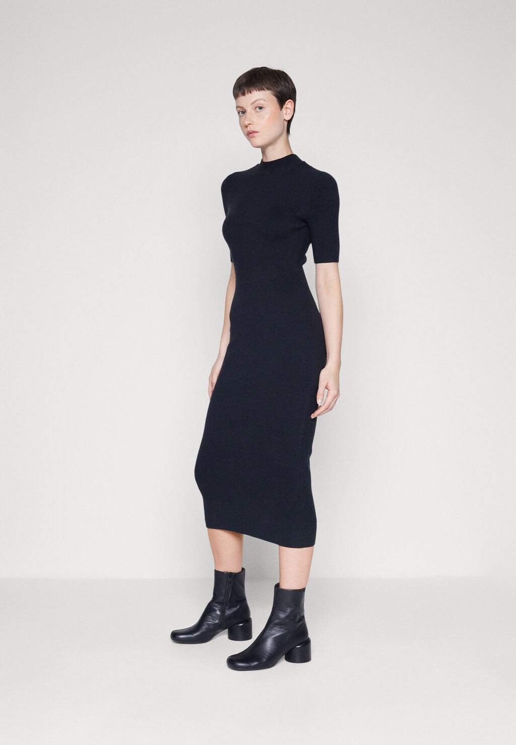 Вязаное платье Mockneck Midi Sweaterdress Abercrombie & Fitch, цвет black beauty
Вязаное платье Mockneck Midi Sweaterdress Abercrombie & Fitch, цвет black beauty