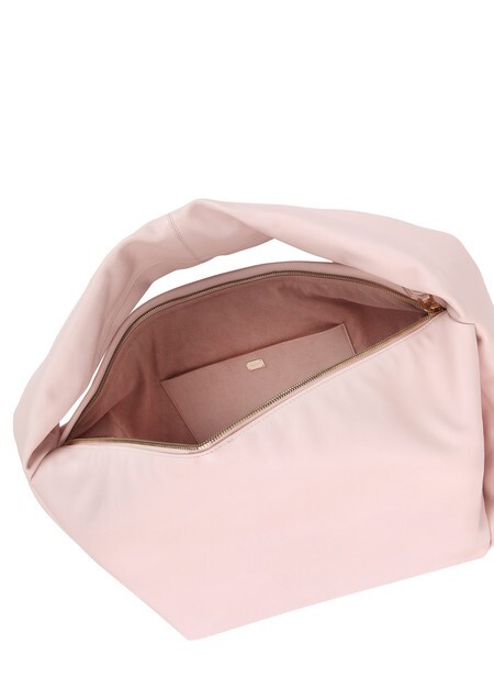 Мягкая сумка среднего размера из телячьей кожи с фирменной биркой. Dolce & Gabbana
Мягкая сумка среднего размера из телячьей кожи с фирменной биркой. Dolce & Gabbana