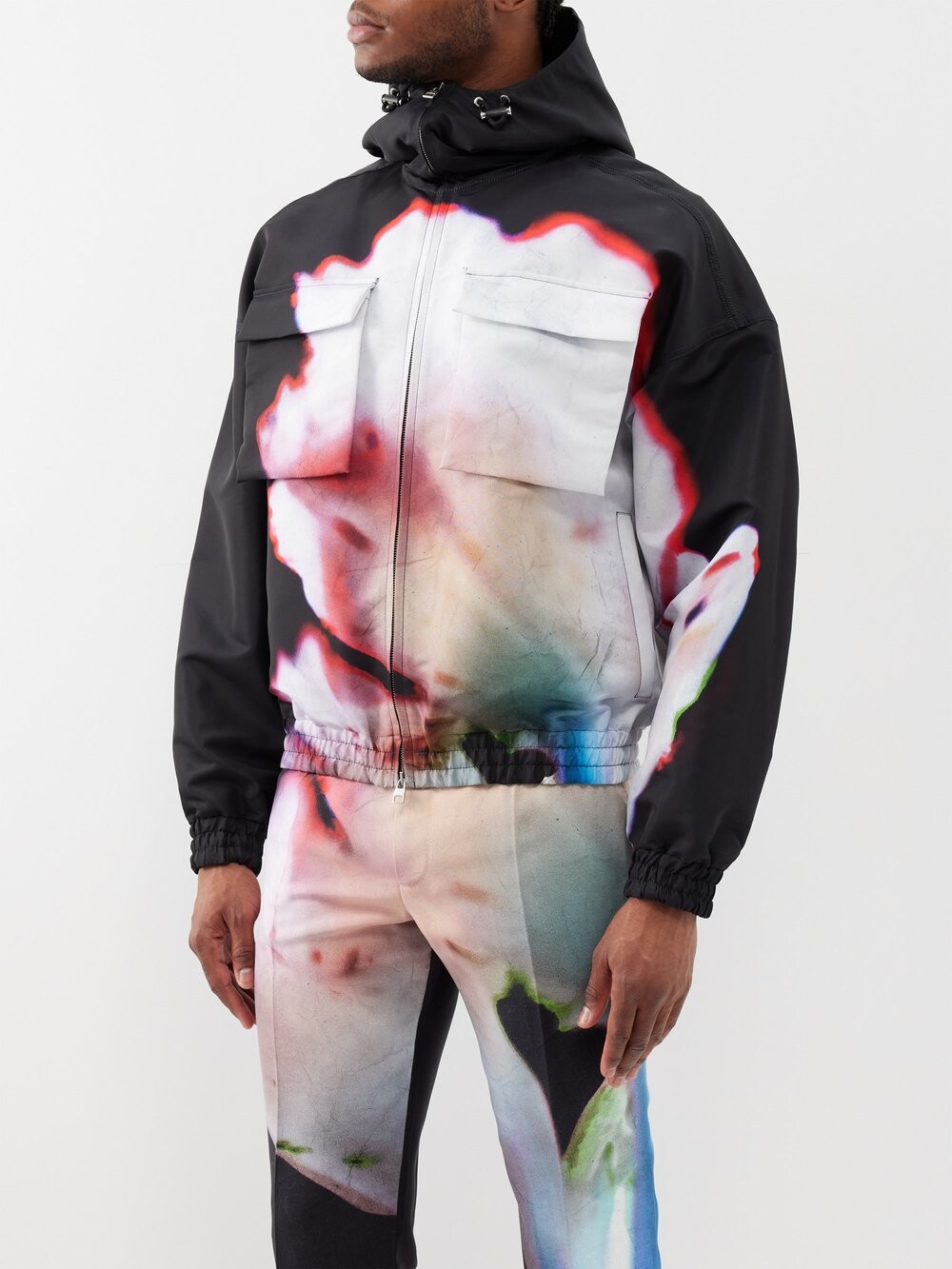 Твиловая куртка solarized с цветочным принтом и капюшоном Alexander McQueen, черный
Твиловая куртка solarized с цветочным принтом и капюшоном Alexander McQueen, черный