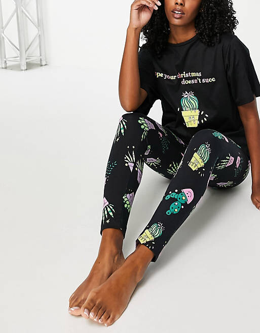 ASOS DESIGN Christmas не предлагает черную пижаму оверсайз с футболкой и леггинсами
ASOS DESIGN Christmas не предлагает черную пижаму оверсайз с футболкой и леггинсами